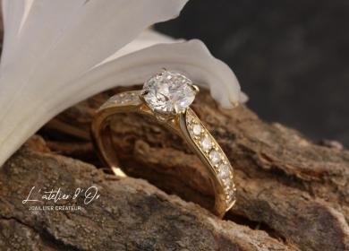 Bague de fiançailles sur-mesure en or 18 carats façon solitaire sertie de diamants