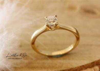 Bague de fiançailles solitaire en or jaune 18 carats