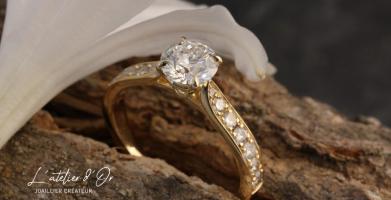 Bague de fiançailles sur-mesure en or 18 carats façon solitaire sertie de diamants