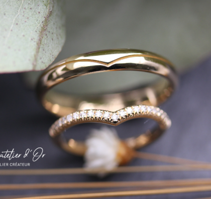 Duo d'alliances assorties en or recyclé 18 carats avec diamants et détails