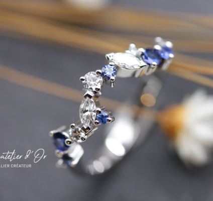 Une alliance ajustée en saphir et diamants, conçue pour être portée avec la bague de fiançailles