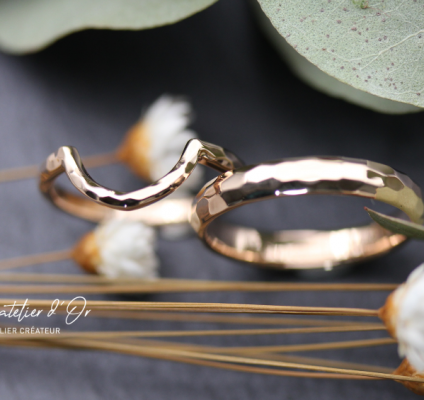 Duo d’alliances en or rose 18 carats effet martelé – Élégance et harmonie