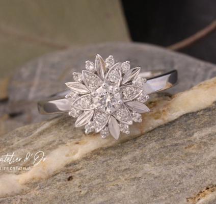 Bague originale inspiration flocon de neige en or blanc 18 carats et diamants