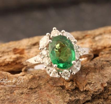 Bague entourage moderne tsavorite verte et diamants pour une bague de fiançailles originale