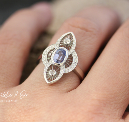 Transformation de bague stylisée avec saphir oval en or blanc 18 carats