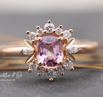 Bague de fiançailles poétique spinelle rose et diamants en or éthique