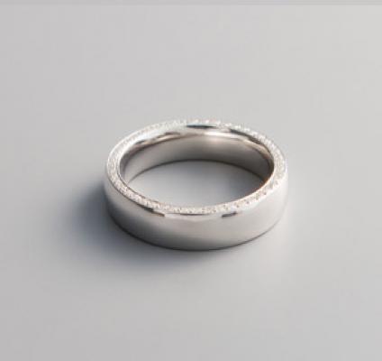Alliance or blanc et diamants à Charbonnières-les-Bains 