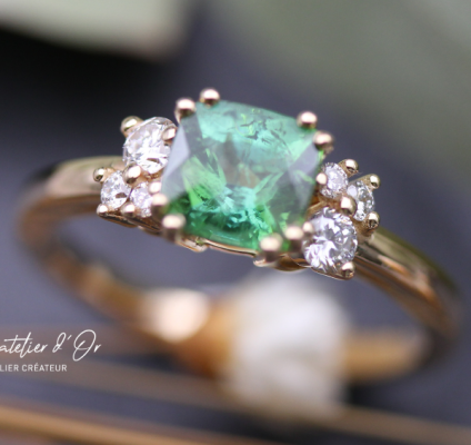 Bague de fiançailles en tourmaline verte et or jaune  18 carats – Un écrin de nature et de lumière
