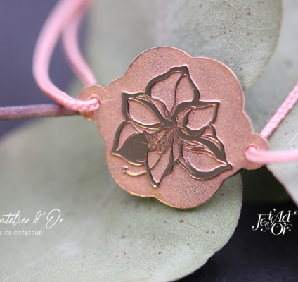 Gourmette enfant en rose rose 18 carats sur cordon Je T'AdOr, fleur gravée 