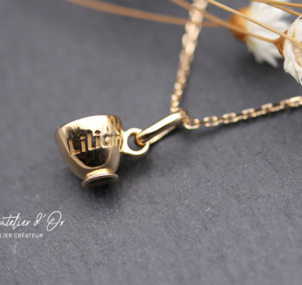 Cadeau de bâtpeme original et personnalisé, un pendentif unique en or éthique
