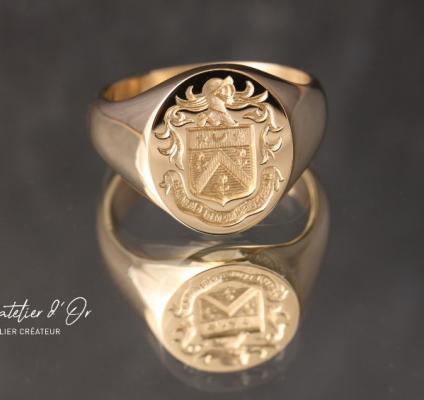 Chevalière blason avec gravure héraldique en or recyclé 18 carats