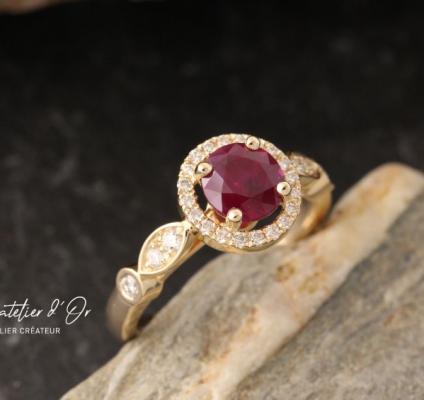 Bague de fiançailles originale, un rubis entouré de diamants