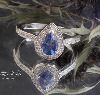 Bague de fiançailles création sur mesure Saphir poire entouré de diamants