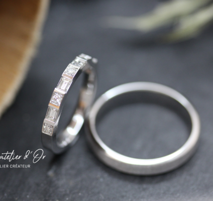 Duo d'alliances or blanc, diamants princesse et diamants ronds