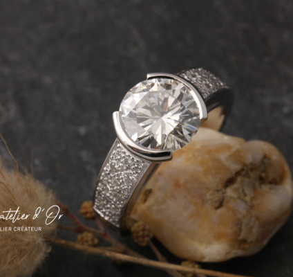 Une bague de fiançailles originale en or éthique 18 carats et diamants pour un oui éternel