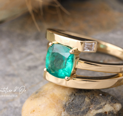 Bague originale en or jaune 18 carats émeraude et diamants baguette