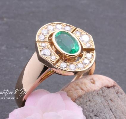 Époustouflante bague de fiançailles émeraude et diamant pour une demande en mariage