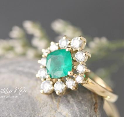 Bague entourage marquise avec émeraude taille coussin création de L'Atelier 'Or
