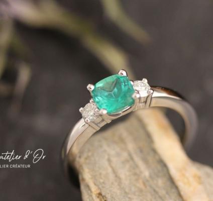 Une bague sur mesure après un coup de coeur pour cette magnifique émeraude