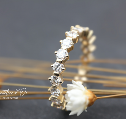 Alliance en or jaune éthique 18 carats et diamants – Sertissage raffiné
