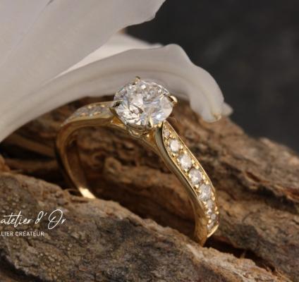 Bague de fiançailles sur-mesure en or 18 carats façon solitaire sertie de diamants