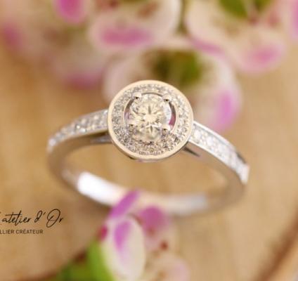 Superbe bague de fiançailles façon solitaire en or blanc et diamants