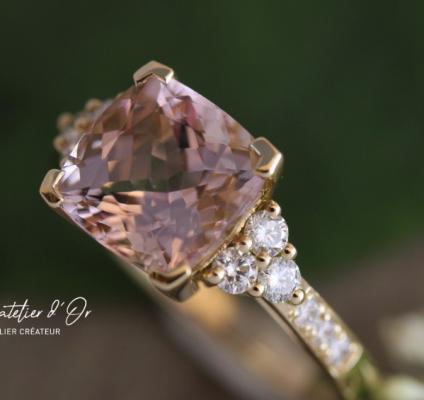 Bague de fiançailles délicate et poétique