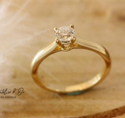 Bague de fiançailles solitaire en or jaune 18 carats