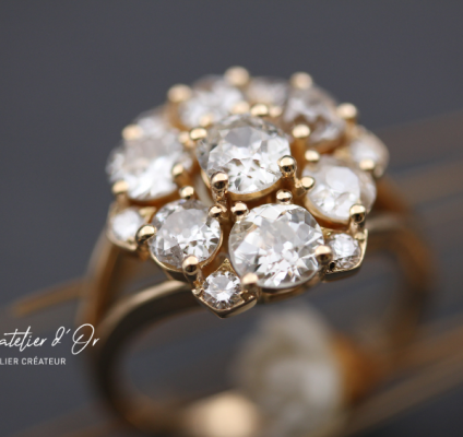 Réalisations sur mesure d'une bague entourage stylisée en diamants de famille