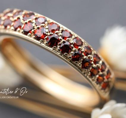 Une alliance en rubis : élégance, intensité, engagement en or éthique 18 carats