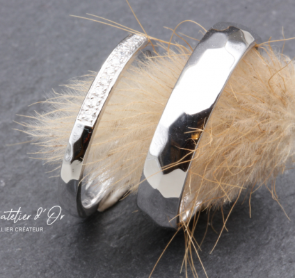Duo d'alliances martelées en or blanc et diamants, finesse et élégance