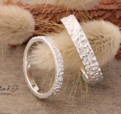 Duo d'alliances martelées en or blanc