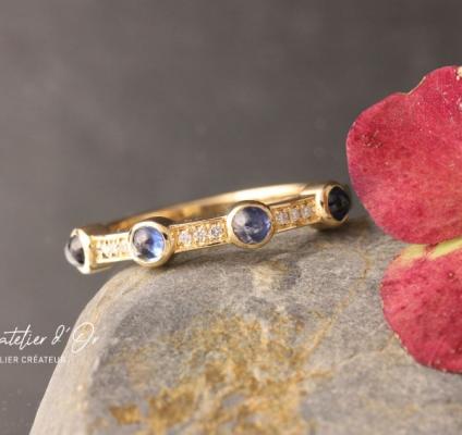Anneau en or éthique 18 carats orné de saphirs cabochon et diamants
