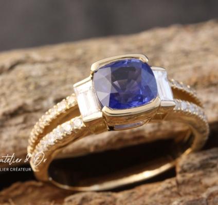 Bague de fiançailles en or éthique 18 carats – Saphir coussin & diamants baguette