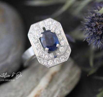 Bague de fiançaille originale saphir bleu et diamants d'inspiration art déco