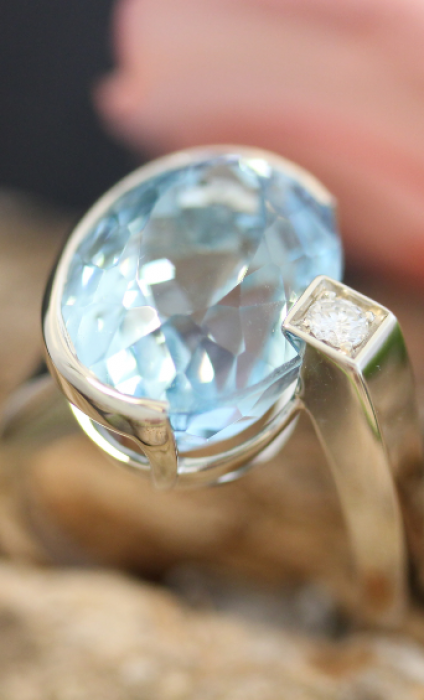 Création de bague sur-mesure en or blanc, aigue marine et diamant