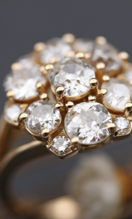 Réalisations sur mesure d'une bague entourage stylisée en diamants de famille