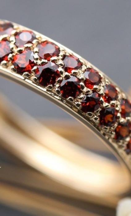 Une alliance en rubis : élégance, intensité, engagement en or éthique 18 carats