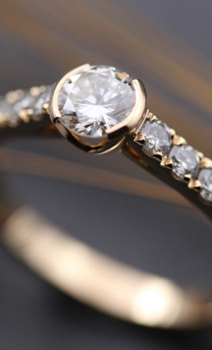 Une bague en or jaune éthique 18 carats et diamants : l’équilibre parfait
