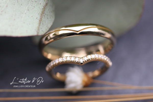 Duo d'alliances assorties en or recyclé 18 carats avec diamants et détails