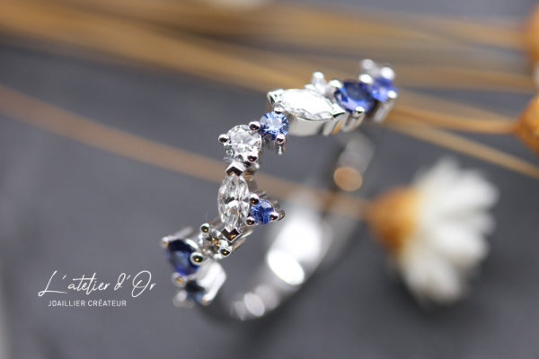 Une alliance ajustée en saphir et diamants, conçue pour être portée avec la bague de fiançailles
