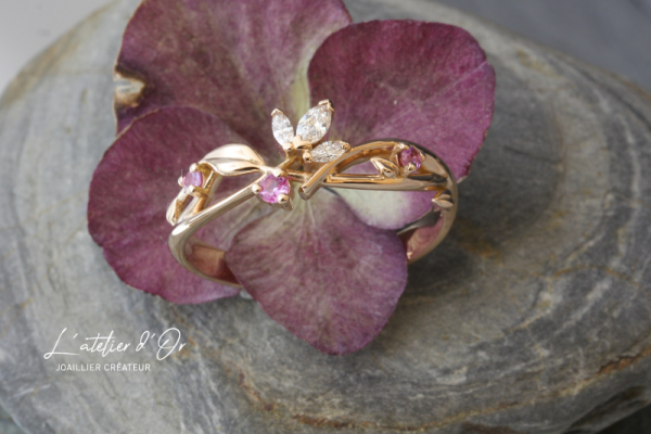 Alliance éthique inspiration florale, saphirs roses et diamants