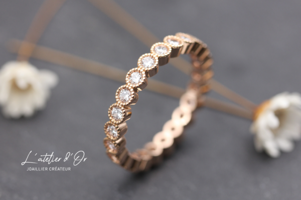 Alliance en or  éthique 18 carats et diamants sertis clos mille grains