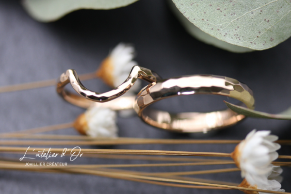 Duo d’alliances en or rose 18 carats effet martelé – Élégance et harmonie