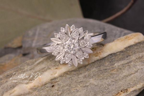 Bague originale inspiration flocon de neige en or blanc 18 carats et diamants