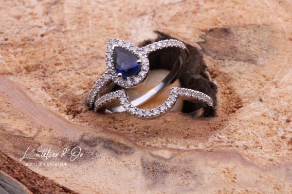 Bague de fiançailles originale en saphir et diamants avec une alliance ajustée