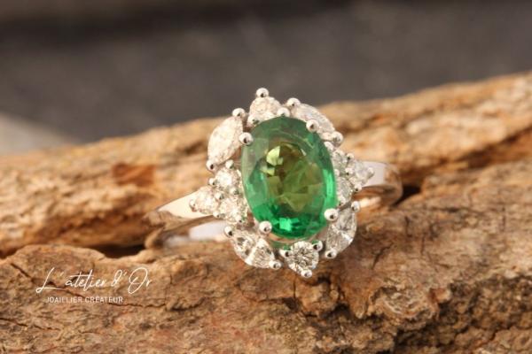 Bague entourage moderne tsavorite verte et diamants pour une bague de fiançailles originale
