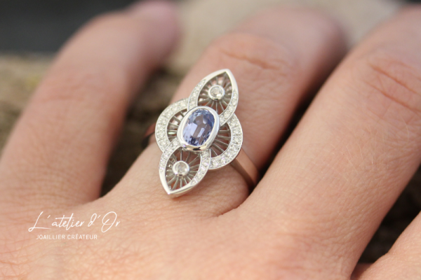 Transformation de bague stylisée avec saphir oval en or blanc 18 carats