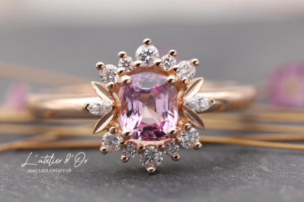 Bague de fiançailles poétique spinelle rose et diamants en or éthique