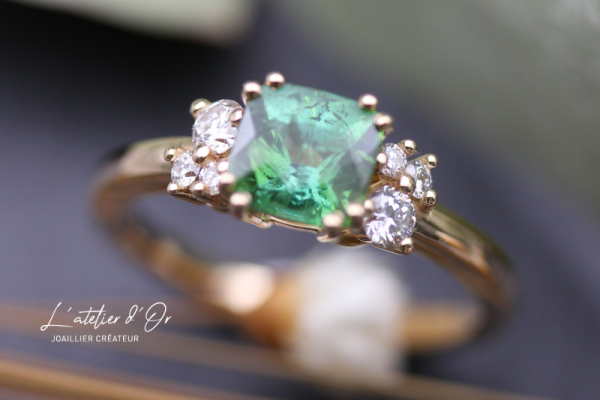 Bague de fiançailles en tourmaline verte et or jaune  18 carats – Un écrin de nature et de lumière